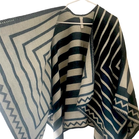 LOFT Knitted Cape - Picture 3 of 5